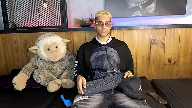 ItsZairen online show from 03-06-26, 03:34