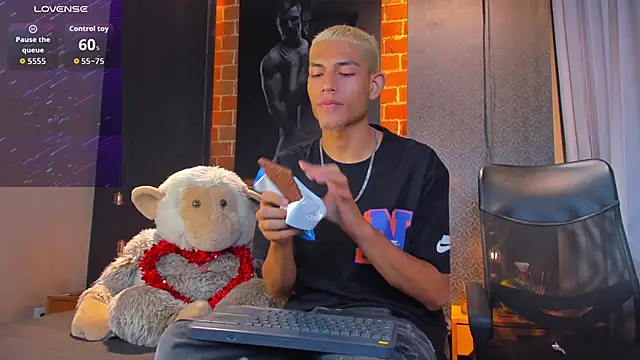 Snapshot of ItsZairen chatting on 02-19-26, 05:59 ItsZairen online show from 02-19-26, 05:59