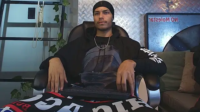 Snapshot of ItsZairen chatting on 02-13-26, 03:39 ItsZairen online show from 02-13-26, 03:39