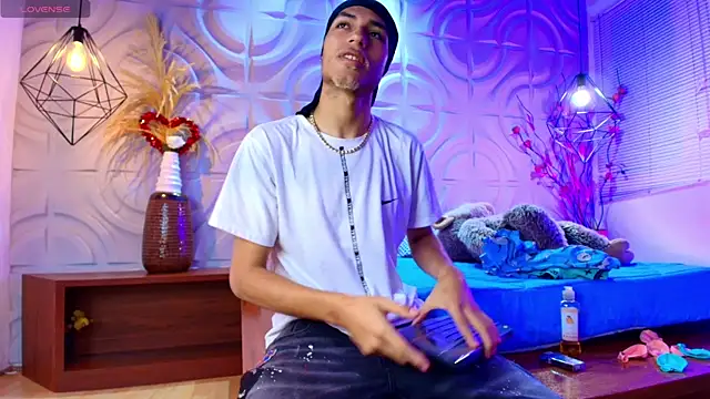 Snapshot of ItsZairen chatting on 05-07-26, 03:44 ItsZairen online show from 05-07-26, 03:44