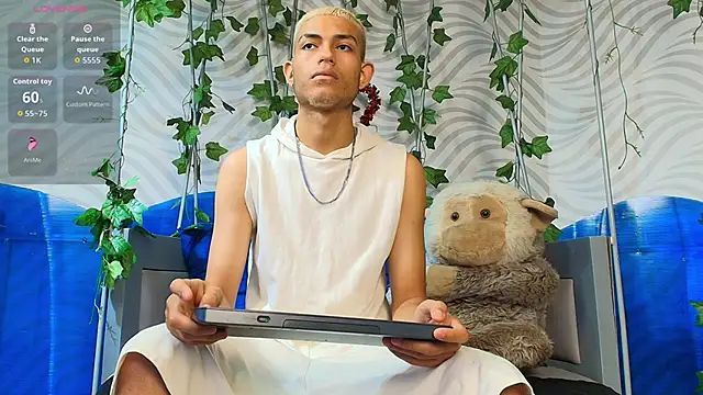 Snapshot of ItsZairen chatting on 02-20-26, 04:09 ItsZairen online show from 02-20-26, 04:09