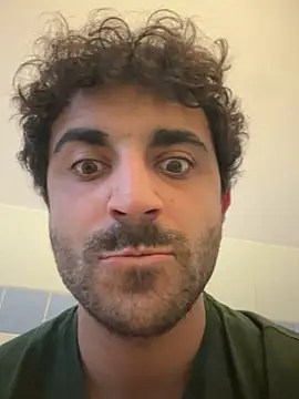 Snapshot of elia2711 chatting on 02-17-26, 04:48 elia2711 online show from 02-17-26, 04:48