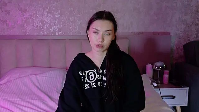 Snapshot of gwenonl1ne chatting on 05-17-26, 01:11 gwenonl1ne online show from 05-17-26, 01:11