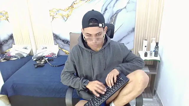 Snapshot of DaviidBuckx_ chatting on 05-10-26, 03:21 DaviidBuckx online show from 05-10-26, 03:21