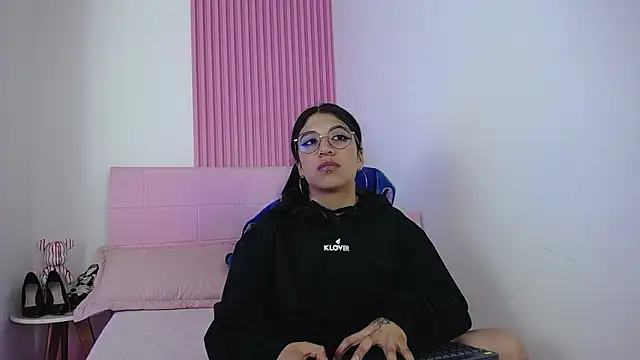 Snapshot of sharlotaustral18 chatting on 02-10-26, 03:44 sharlotaustral18 online show from 02-10-26, 03:44