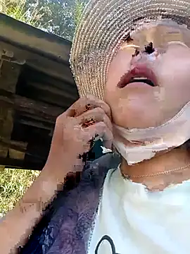 Yiyoongg online show from 02-15-26, 07:51