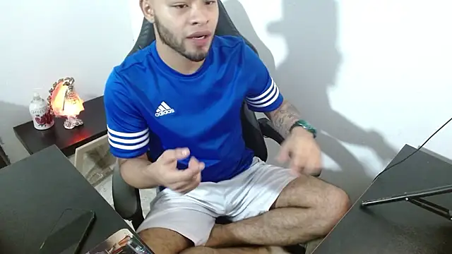 Snapshot of Xanderstone00 chatting on 02-10-26, 04:17 Xanderstone00 online show from 02-10-26, 04:17