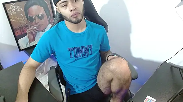 Snapshot of Xanderstone00 chatting on 02-11-26, 02:39 Xanderstone00 online show from 02-11-26, 02:39