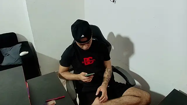 Snapshot of Xanderstone00 chatting on 02-13-26, 04:40 Xanderstone00 online show from 02-13-26, 04:40