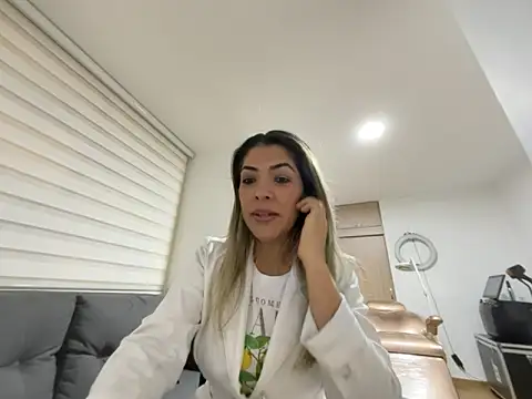 Encantadora Eva online show from 02-17-26, 01:47