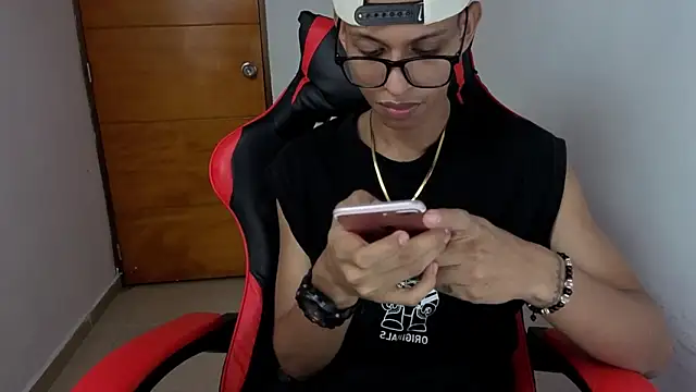 Snapshot of Niklausxxx chatting on 03-03-26, 04:41 Niklausxxx online show from 03-03-26, 04:41