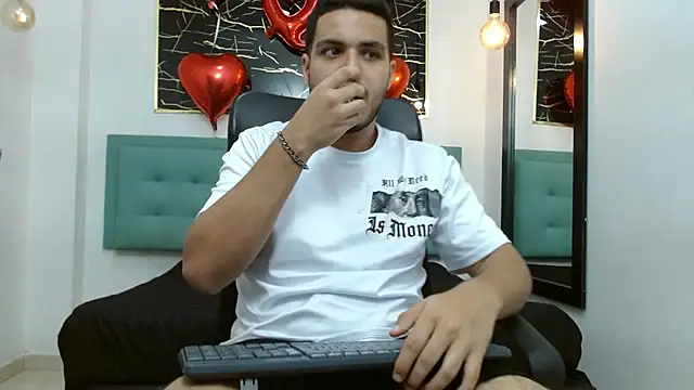 Snapshot of Trevor_Ash chatting on 02-18-26, 03:37 Trevor Ash online show from 02-18-26, 03:37