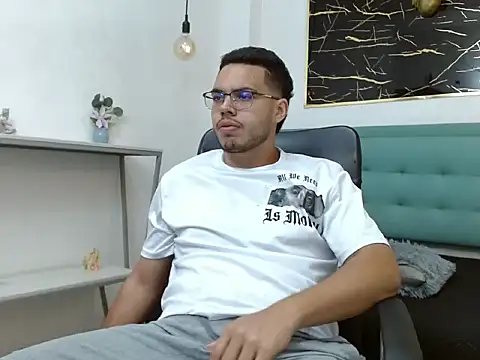 Snapshot of Trevor_Ash chatting on 02-13-26, 03:28 Trevor Ash online show from 02-13-26, 03:28