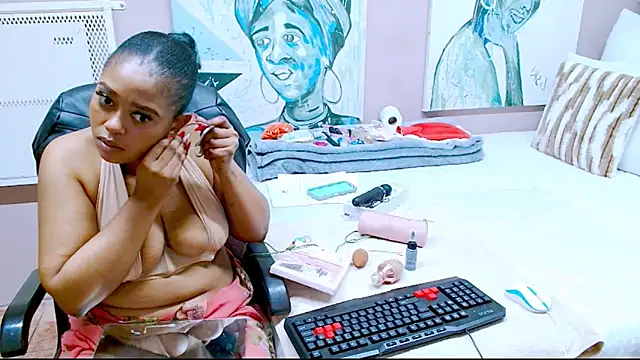 Snapshot of TyraHotxxx chatting on 06-10-26, 06:14 TyraHotxxx online show from 06-10-26, 06:14