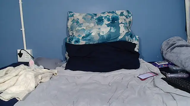 Sweet-Bella17 online show from 07-19-26, 05:10