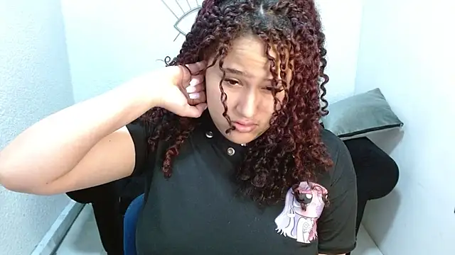 Snapshot of leilanewgirl chatting on 02-25-26, 01:11 leilanewgirl online show from 02-25-26, 01:11