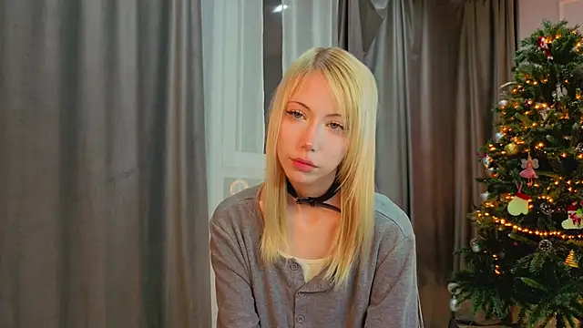 Snapshot of UWU_flower chatting on 02-16-26, 01:32 UWU flower online show from 02-16-26, 01:32