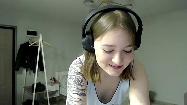 Snapshot of Mirrrra1 chatting on 02-16-26, 07:56 Mirrrra1 online show from 02-16-26, 07:56