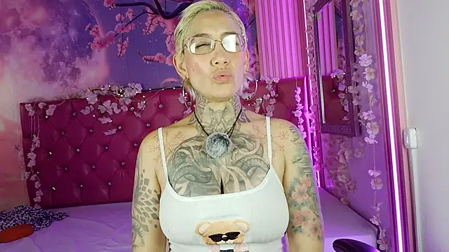 Everlyn sexx online show from 04-18-26, 08:09