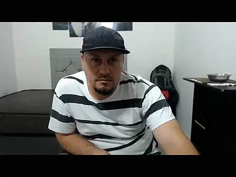 Snapshot of thomax10 chatting on 02-11-26, 07:36 thomax10 online show from 02-11-26, 07:36