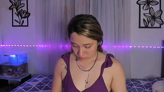 Snapshot of LeiahBlonde_ chatting on 03-03-26, 05:36 LeiahBlonde online show from 03-03-26, 05:36