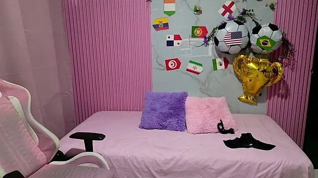 Snapshot of Sophie19__ chatting on 07-06-26, 12:23 Sophie19 online show from 07-06-26, 12:23