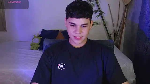 Snapshot of eithan_jonnes chatting on 02-20-26, 08:33 eithan jonnes online show from 02-20-26, 08:33