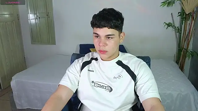 Snapshot of eithan_jonnes chatting on 02-13-26, 10:32 eithan jonnes online show from 02-13-26, 10:32