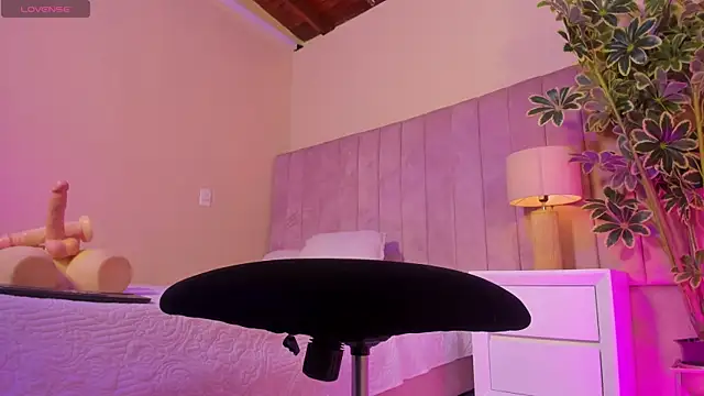 Ashley Beaomunt online show from 04-15-26, 11:16