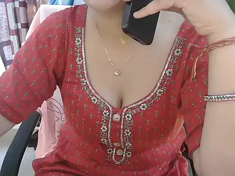 Snapshot of _chitranshi chatting on 05-05-26, 07:00 chitranshi online show from 05-05-26, 07:00