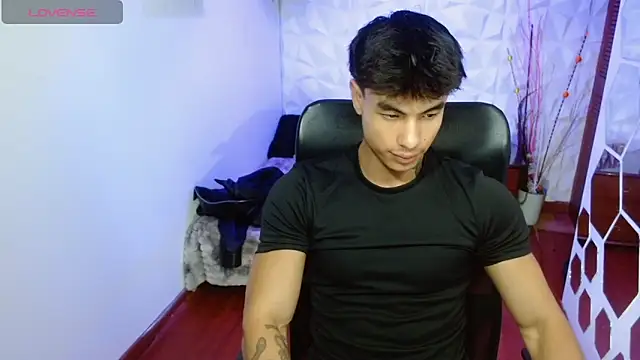Snapshot of IanWest_ chatting on 04-17-26, 08:00 IanWest online show from 04-17-26, 08:00