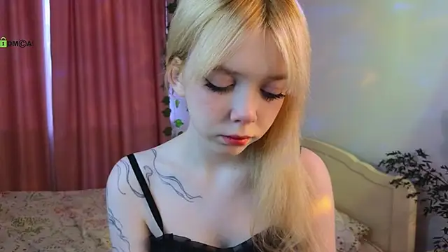 Snapshot of Rochelle_kitty chatting on 02-13-26, 12:38 Rochelle kitty online show from 02-13-26, 12:38