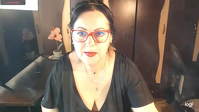 Snapshot of exiMIlf chatting on 04-19-26, 11:00 exiMIlf online show from 04-19-26, 11:00