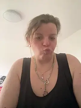 Snapshot of Laura-Loveyou chatting on 02-18-26, 01:18 Laura-Loveyou online show from 02-18-26, 01:18