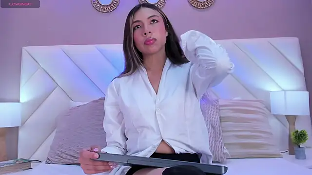 Snapshot of ValeryGomezz chatting on 04-23-26, 03:13 ValeryGomezz online show from 04-23-26, 03:13