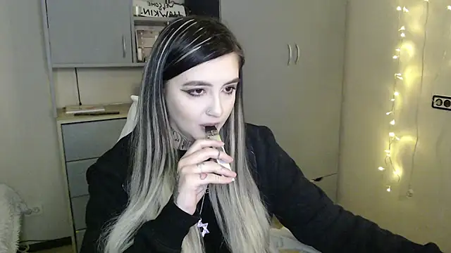 Snapshot of Rin_Tozier chatting on 03-05-26, 12:40 Rin Tozier online show from 03-05-26, 12:40