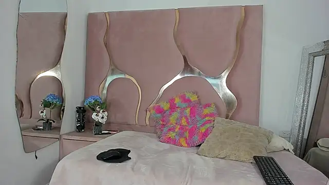 Snapshot of LunaScarleht chatting on 02-25-26, 01:22 LunaScarleht online show from 02-25-26, 01:22