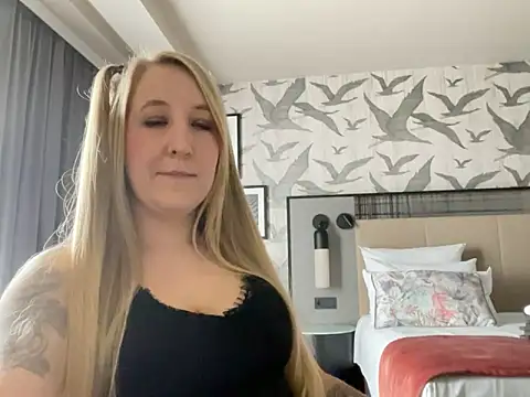 Snapshot of Ninimaus chatting on 02-14-26, 11:43 Ninimaus online show from 02-14-26, 11:43