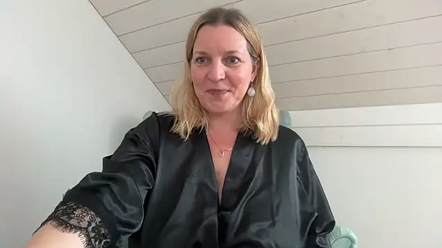 Snapshot of Busenwunder1280 chatting on 04-19-26, 01:56 Busenwunder1280 online show from 04-19-26, 01:56