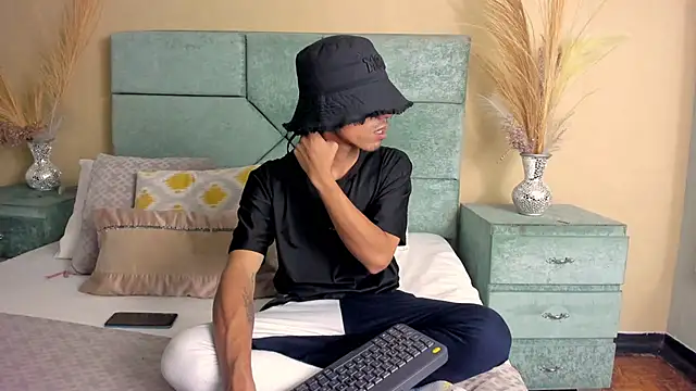 Snapshot of NoaahTylor chatting on 05-16-26, 04:44 NoaahTylor online show from 05-16-26, 04:44
