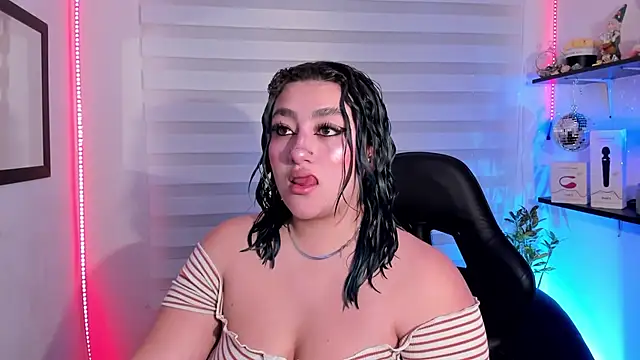 Snapshot of Emily_Jonesh chatting on 07-26-26, 12:34 Emily Jonesh online show from 07-26-26, 12:34