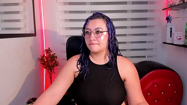 Snapshot of Emily_Jonesh chatting on 06-01-26, 01:00 Emily Jonesh online show from 06-01-26, 01:00