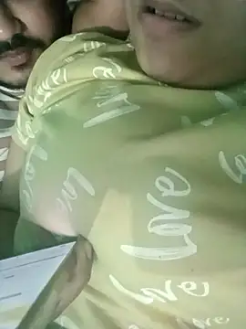 Snapshot of Desiyoungcouple15 chatting on 02-19-26, 04:37 Desiyoungcouple15 online show from 02-19-26, 04:37