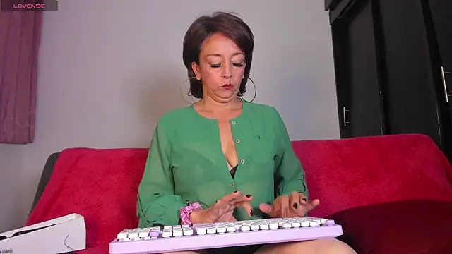 Snapshot of Beatricez1 chatting on 05-20-26, 04:42 Beatricez1 online show from 05-20-26, 04:42