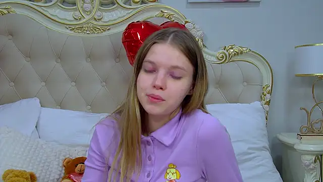 Snapshot of HallyBradley chatting on 03-03-26, 11:17 HallyBradley online show from 03-03-26, 11:17