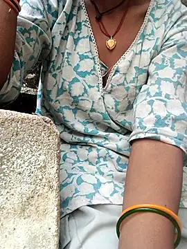 Snapshot of Desi_Couple_P chatting on 05-14-26, 01:13 Desi Couple P online show from 05-14-26, 01:13