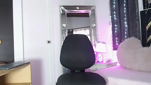 Snapshot of mailyn_gold chatting on 03-31-26, 11:56 mailyn gold online show from 03-31-26, 11:56