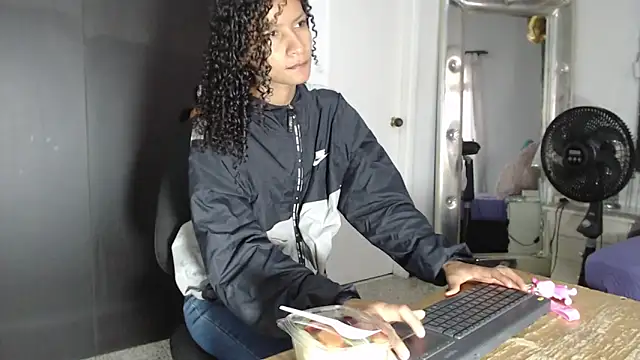 Snapshot of mailyn_gold chatting on 03-12-26, 11:47 mailyn gold online show from 03-12-26, 11:47