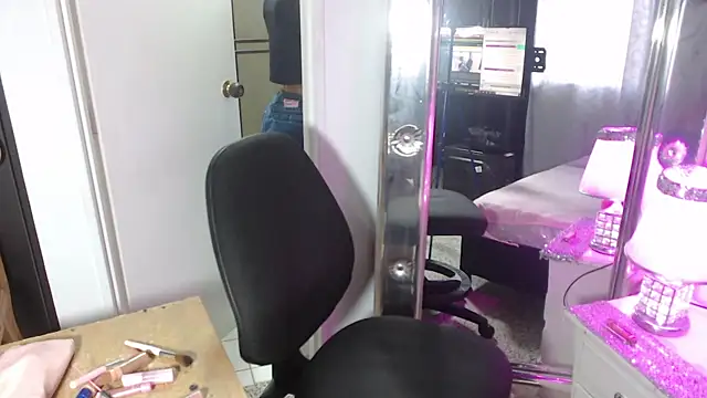 Snapshot of mailyn_gold chatting on 04-09-26, 12:11 mailyn gold online show from 04-09-26, 12:11