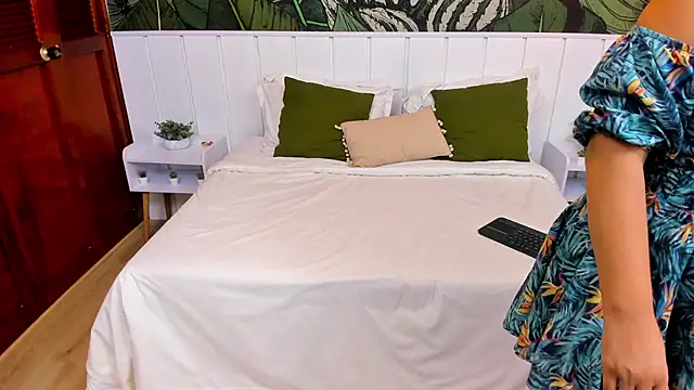 CarolineLaurent online show from 04-05-26, 05:52